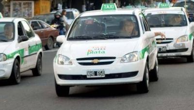 Taxistas platenses piden otro aumento: ahora, del 20%