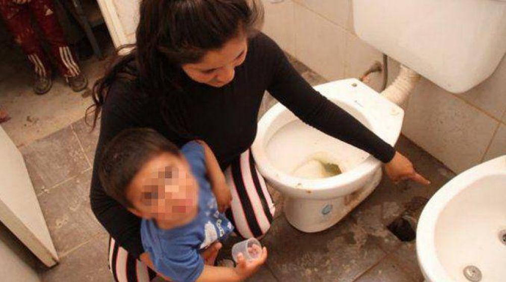 Un beb� de menos de 2 a�os qued� atrapado en el desag�e del ba�o