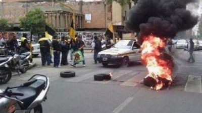 Peones de taxis marcharon a la Municipalidad y exigen blanqueado