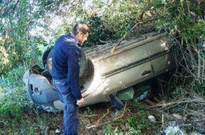 Espectacular vuelco de una camioneta sobre ruta 51