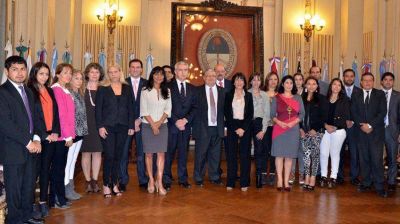 Homenaje de escribanos en Sal�n de la Bandera