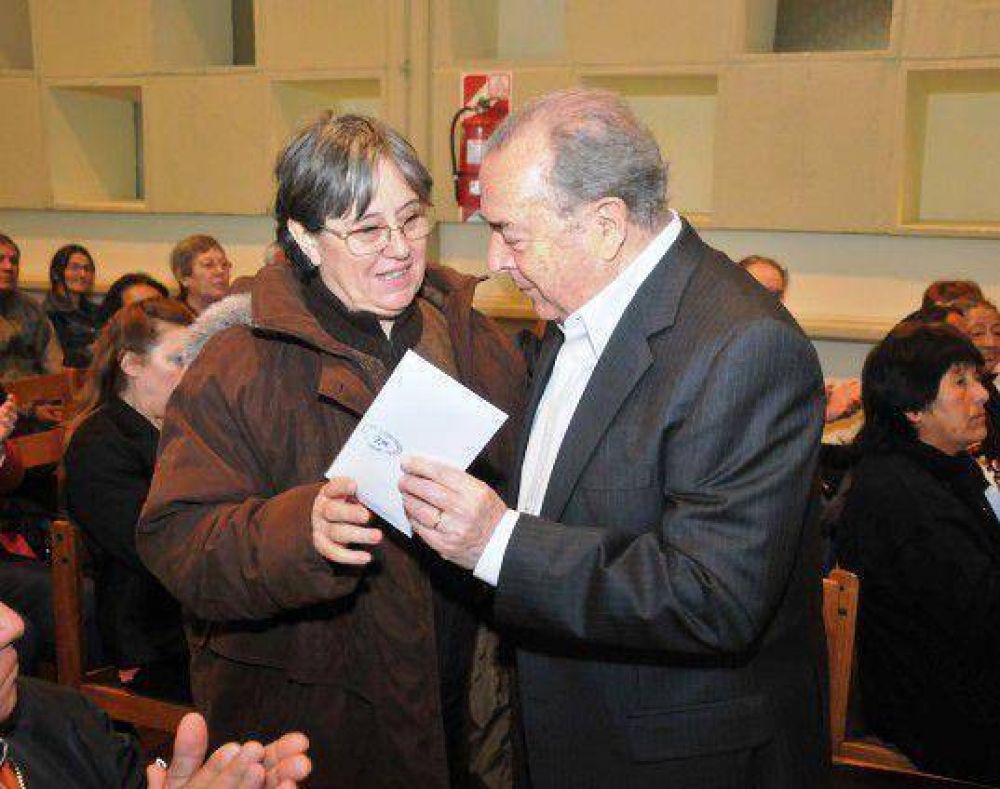 El gobierno entreg� 63 jubilaciones