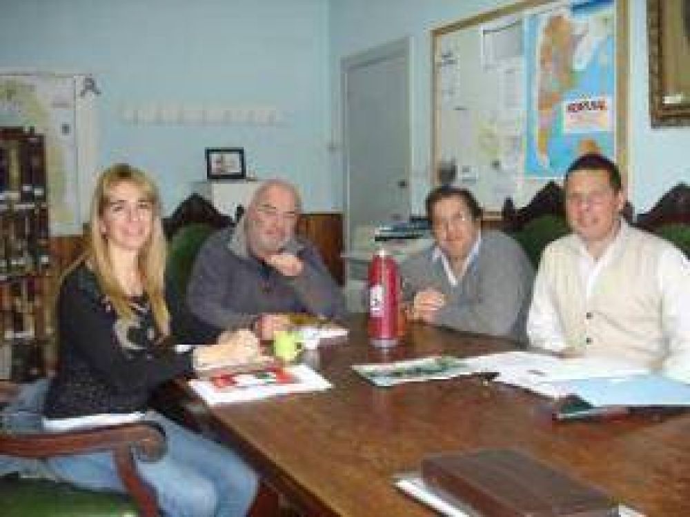 La consejera General de Educaci�n Mariel Urruti se reuni� con Consejeros Escolares del FpV 