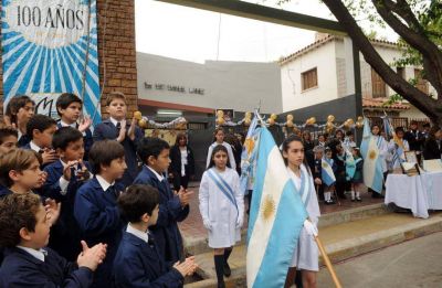 La escuela L�inez celebr� 100 a�os con un acto en la calle