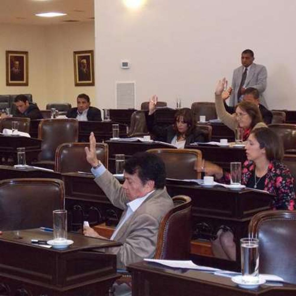 Manifestaci�n de legislativos y falta de quorum truncaron la sesi�n de la Legislatura