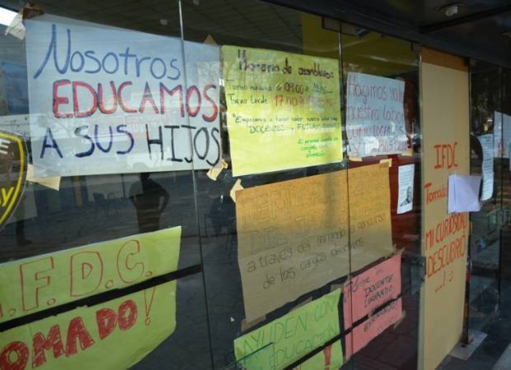 Alumnos y docentes eval�an si siguen con la toma del IFDC