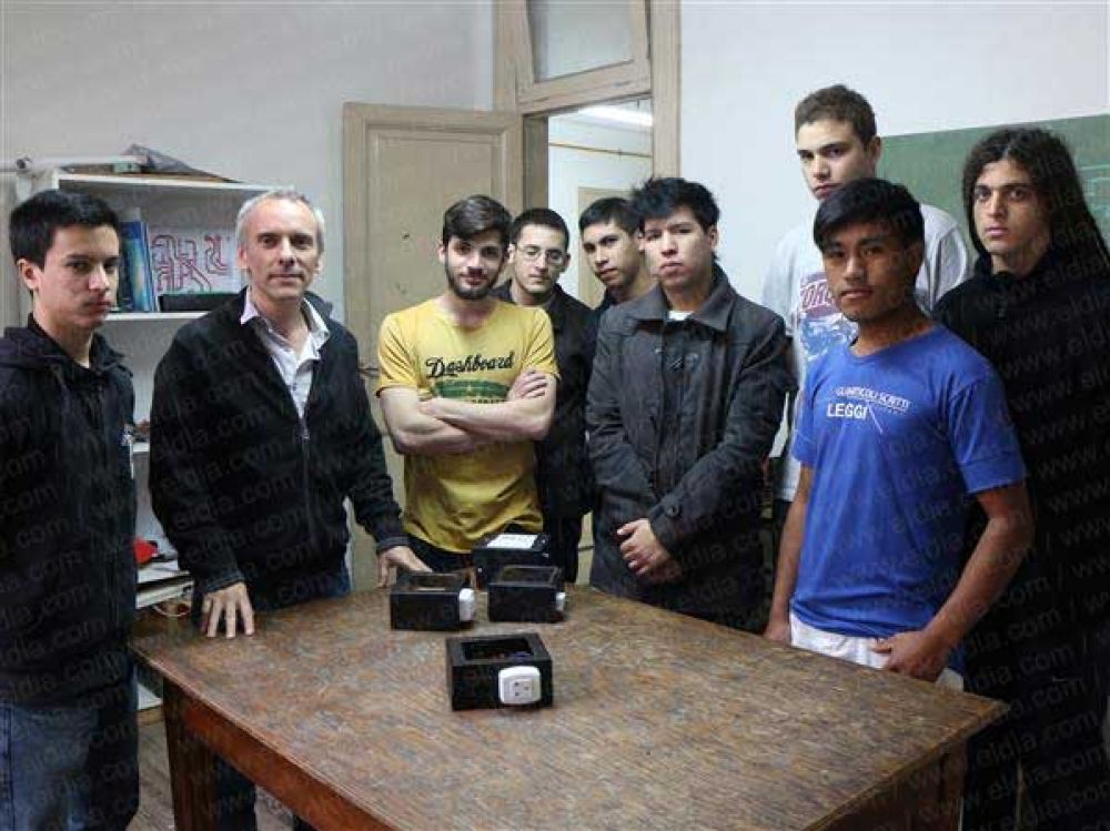 Alumnos platenses incorporan la inform�tica a aparatos �antiguos�
