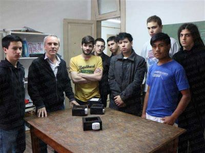 Alumnos platenses incorporan la inform�tica a aparatos �antiguos�