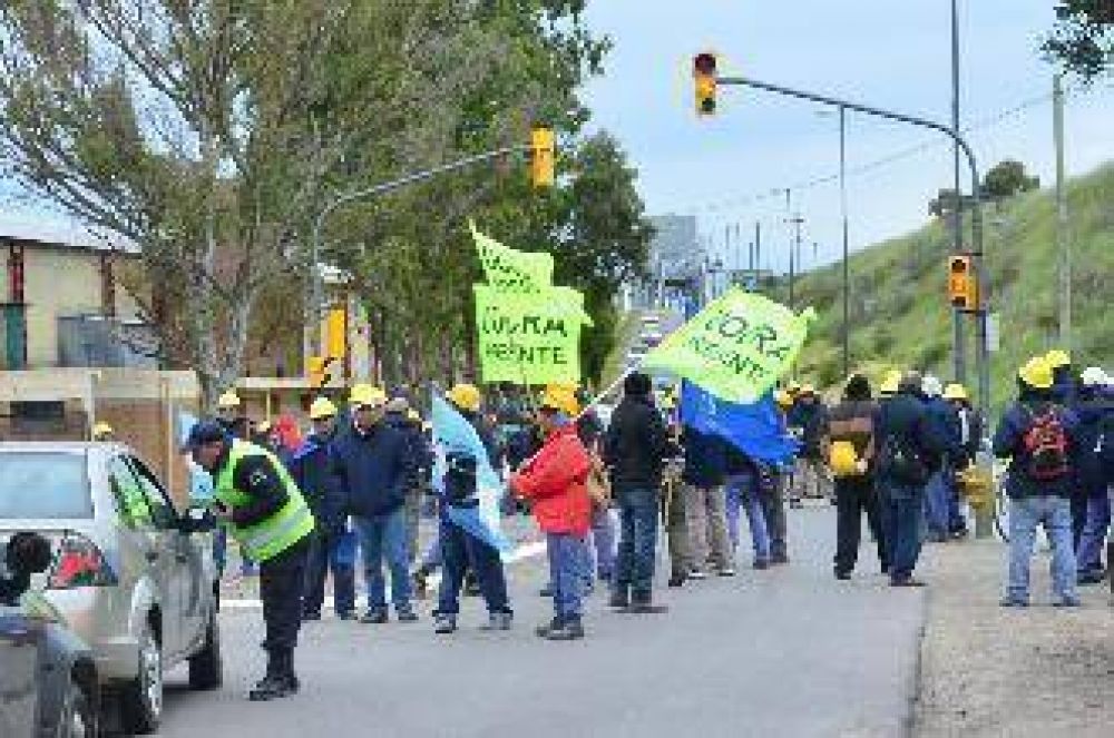 Uocra bloquea y presiona por las obras p�blicas 