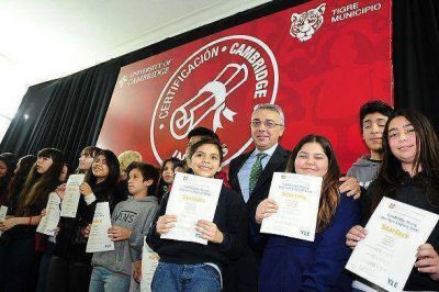 Primeros diplomas de la Universidad de Cambridge para chicos de Tigre