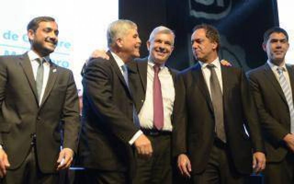 Juli�n Dom�nguez cerr� congreso de Infraestructura para la Producci�n