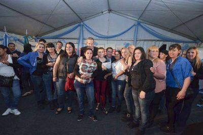 Lan�s: Dar�o D�az P�rez y Jaime Perczyk entregaron diplomas a los egresados del Plan FinEs II