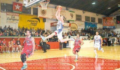 Argentino hizo doblete y con otra victoria extendi� su hegemon�a en el cl�sico local