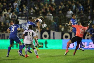 Gimnasia se impuso con dos cabezazos y un buen juego