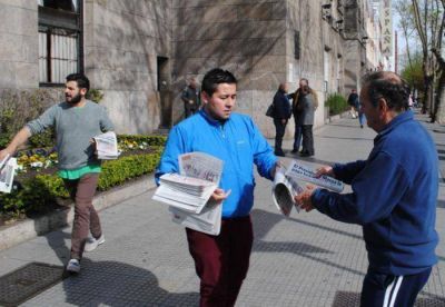 La C�mpora reparti� en Mar del Plata, un Clar�n par�dico de 2015, con Massa de presidente 
