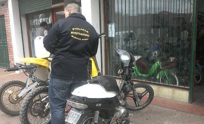 Clausuran taller, aprehenden a dos hermanos, secuestran motos y un arma