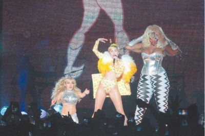 La lluvia no impidi� un desfile de pop