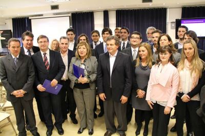 La Procuradora General visit� el Info-Lab de la Universidad 