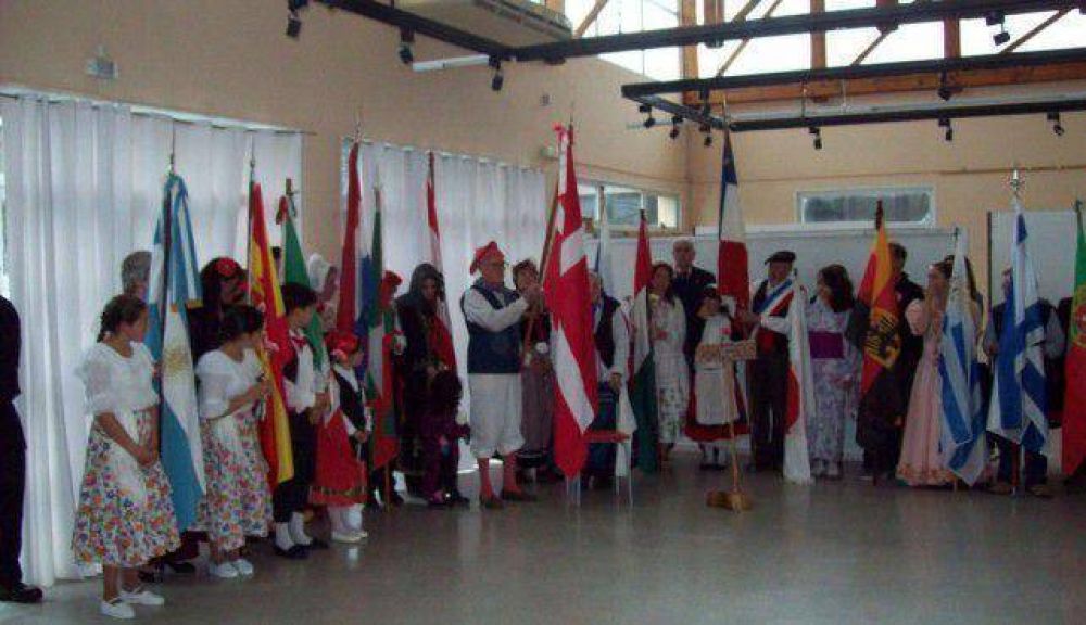 Acto protocolar de inicio de la Feria de las Colectividades, en Claromec�