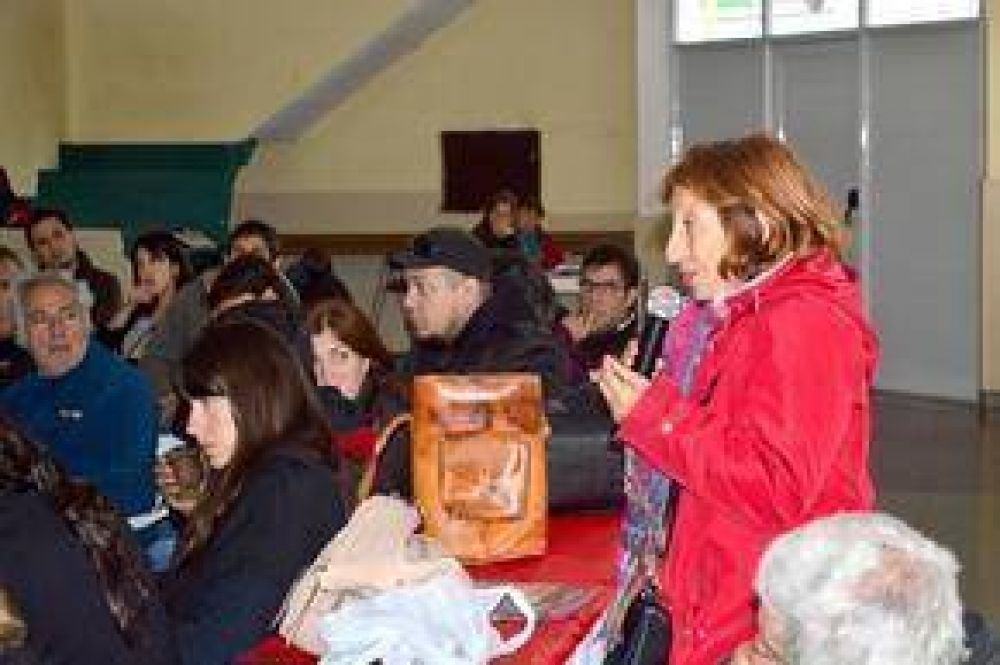 M�s de cien militantes participaron del primer Plenario del Frente para la Victoria en Azul