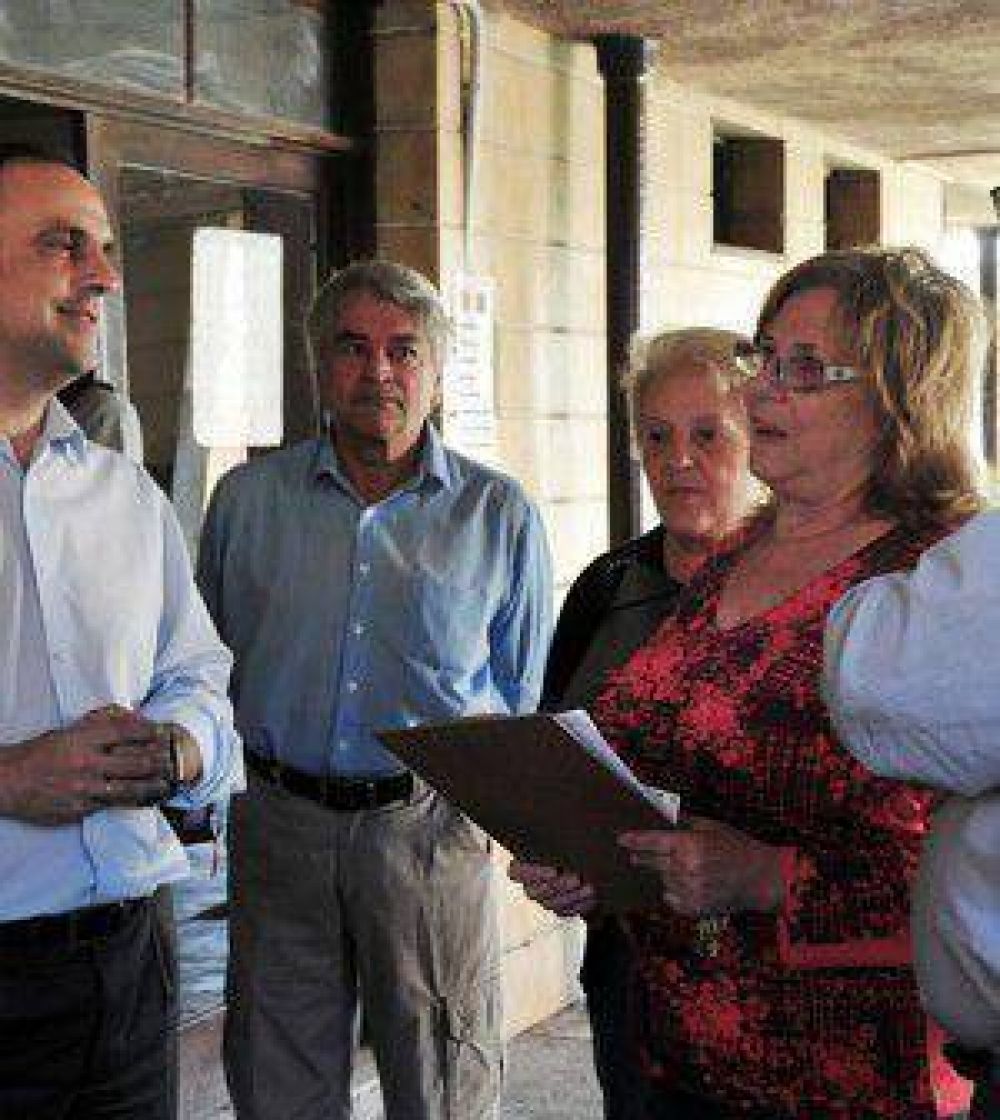 El Municipio entreg� un subsidio a consorcistas de Las Flores II