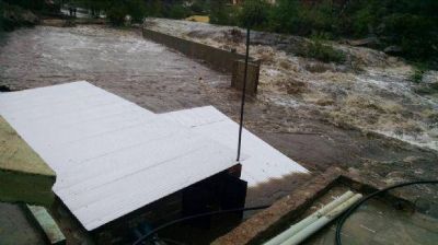 Se repite la creciente de marzo y otra vez hay familias evacuadas en Carlos Paz