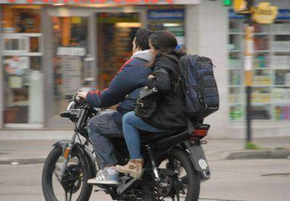 El chaleco reflectante, una extra�eza entre los acompa�antes en las motos