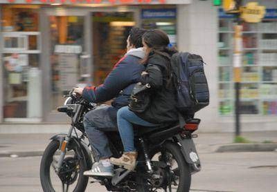 El chaleco reflectante, una extra�eza entre los acompa�antes en las motos
