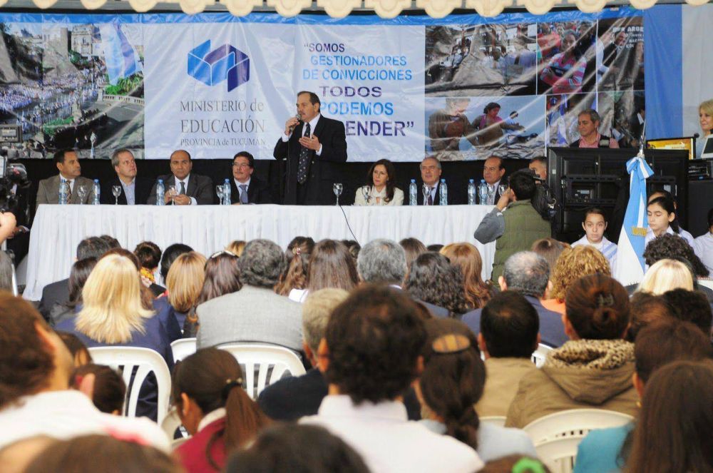 �La educaci�n es un derecho de los chicos�, dijo Alperovich luego de inaugurar una escuela secundaria
