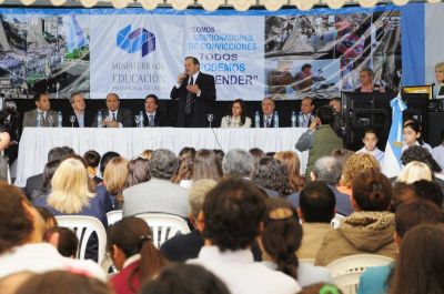 �La educaci�n es un derecho de los chicos�, dijo Alperovich luego de inaugurar una escuela secundaria