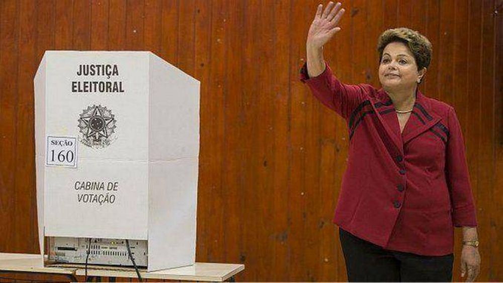 Vot� Rousseff y pronostic� que habr� una segunda vuelta en Brasil