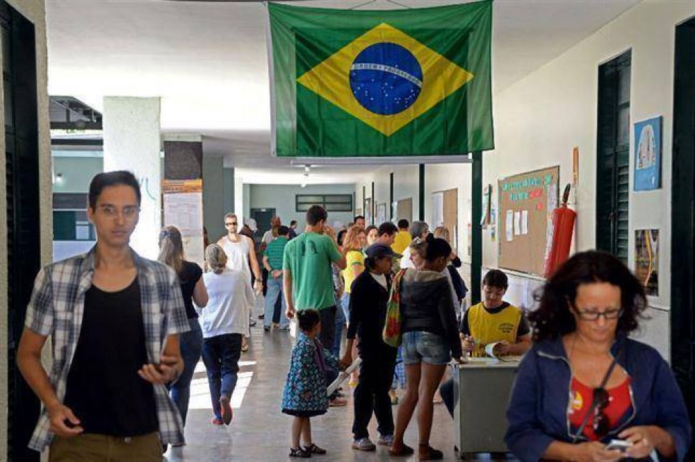 Dilma Rousseff va por la reelecci�n, mientras A�cio Neves y la ecologista Marina Silva buscan llegar al ballotage