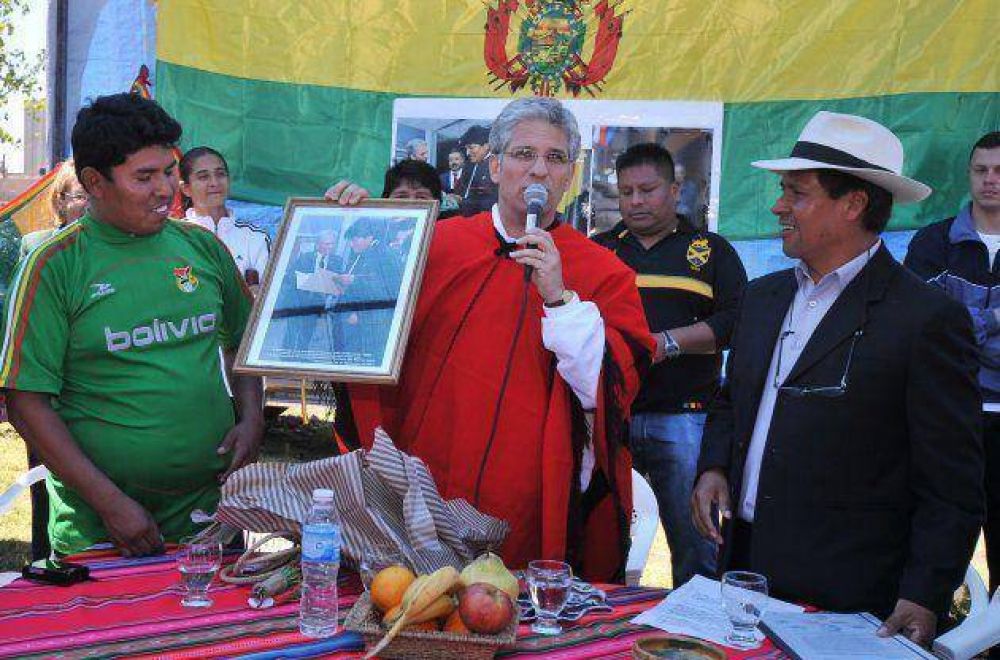 El gobernador visit� a la colectividad Boliviana