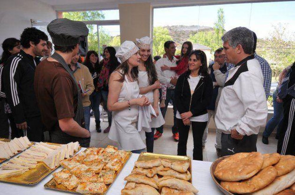 Poggi junto a los emprendedores de Potrero de Los Funes