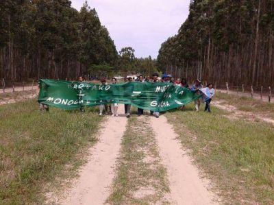 Iber�: campesinos caracterizados como �zombies� reclamaron contra la muerte de la vida rural correntina