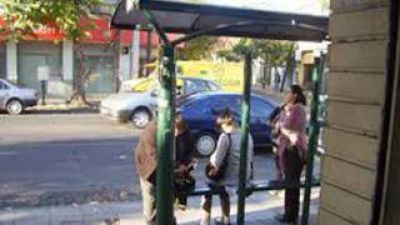 Esperaba el colectivo y fue asaltada a punta de cuchillo
