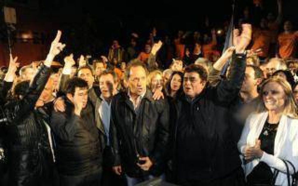 Elecciones 2015: La Ola Naranja de Scioli lleg� a San Miguel