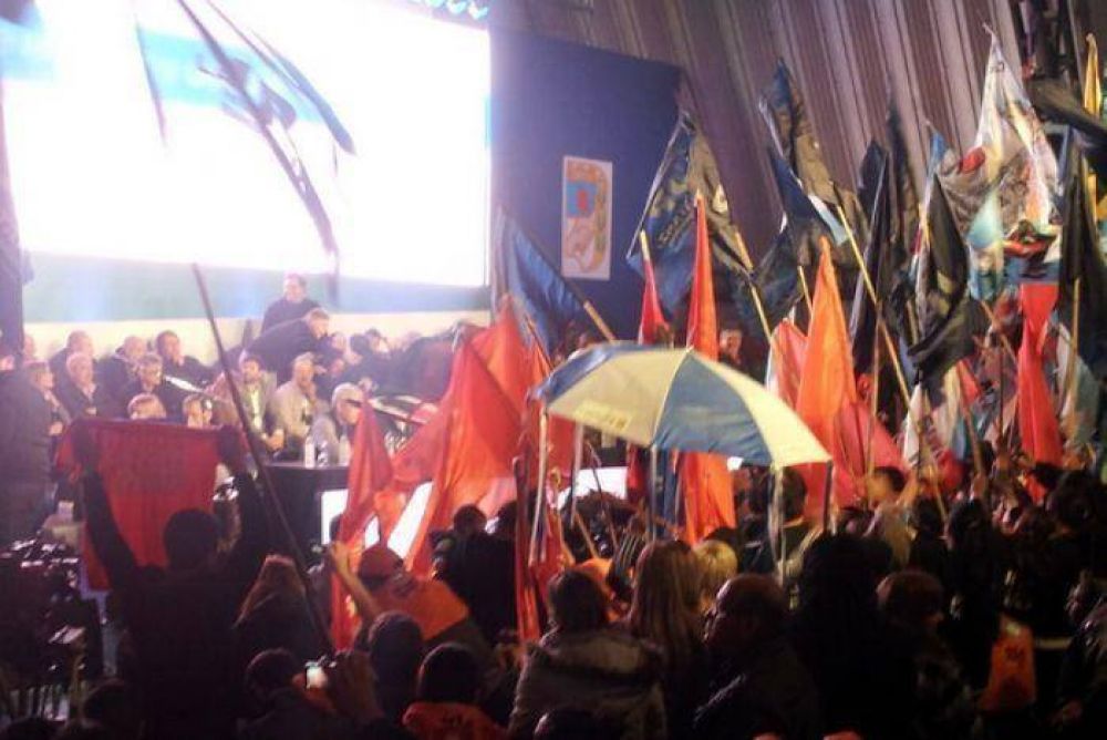 Manino �pint� de naranja el acto peronista de Tandil
