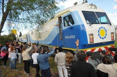 Multitudinaria despedida al primer viaje del tren