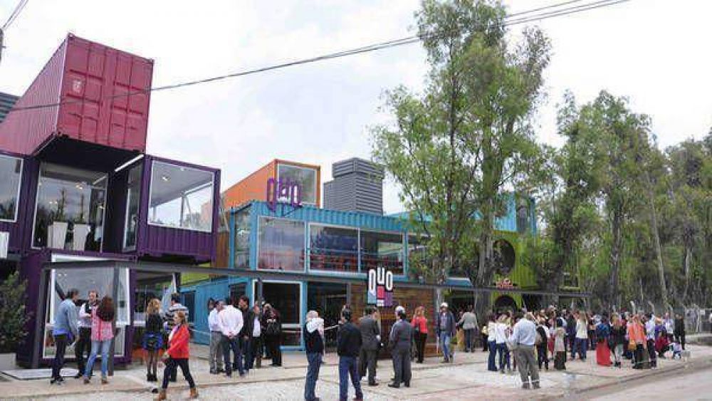 Abri� en Escobar un shopping armado con contenedores