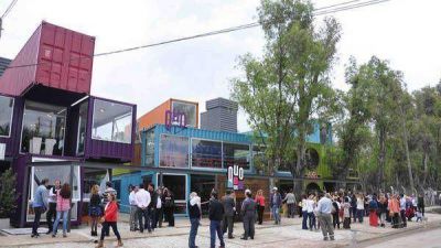 Abri� en Escobar un shopping armado con contenedores