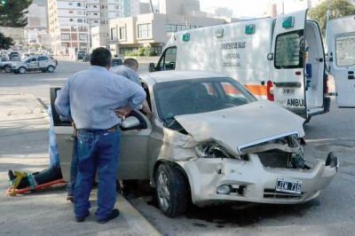 Violento choque con dos heridos en Yrigoyen y Duc�s