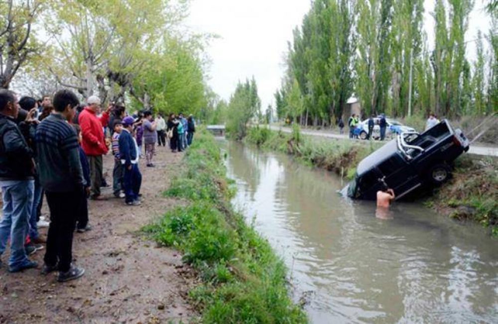 Ebrio, para evitar la alcoholemia, cay� a un canal