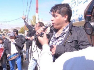 Sindicato petrolero escrach� a empresario y pide devoluci�n de la Cl�nica Materno Infantil