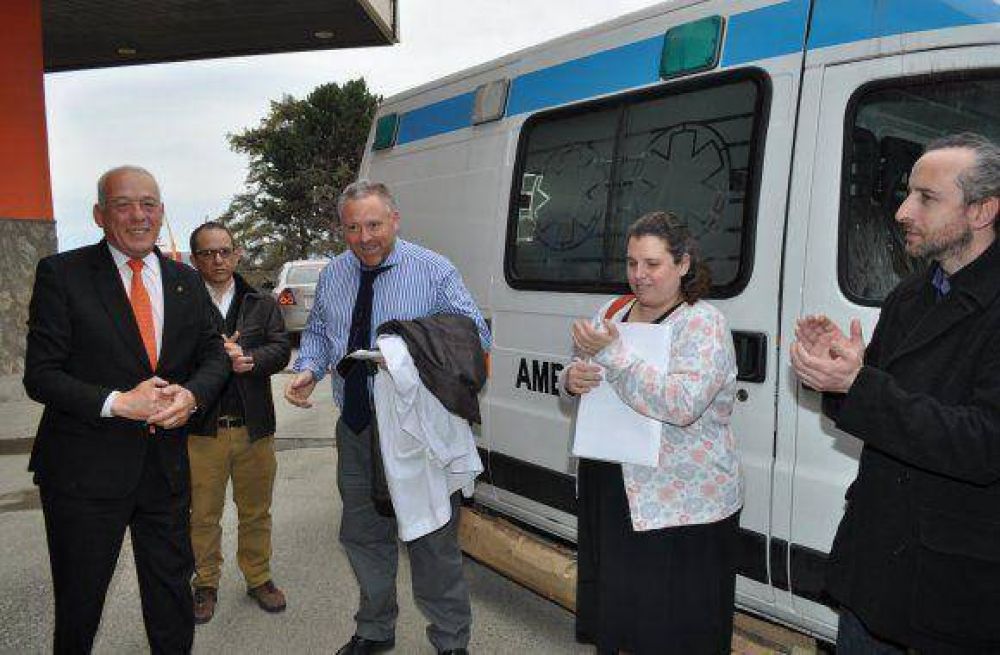 Entregan ambulancias de alta complejidad a hospitales p�blicos y el CAT