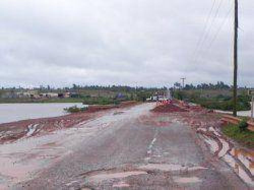 La ruta 94 est� totalmente cortada por la crecida del r�o en Santo Tom�
