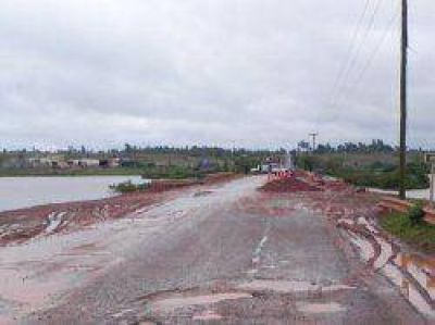 La ruta 94 est� totalmente cortada por la crecida del r�o en Santo Tom�