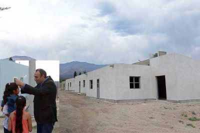 El IPV consigui� el respaldo de Naci�n para la construcci�n de 800 viviendas en Catamarca