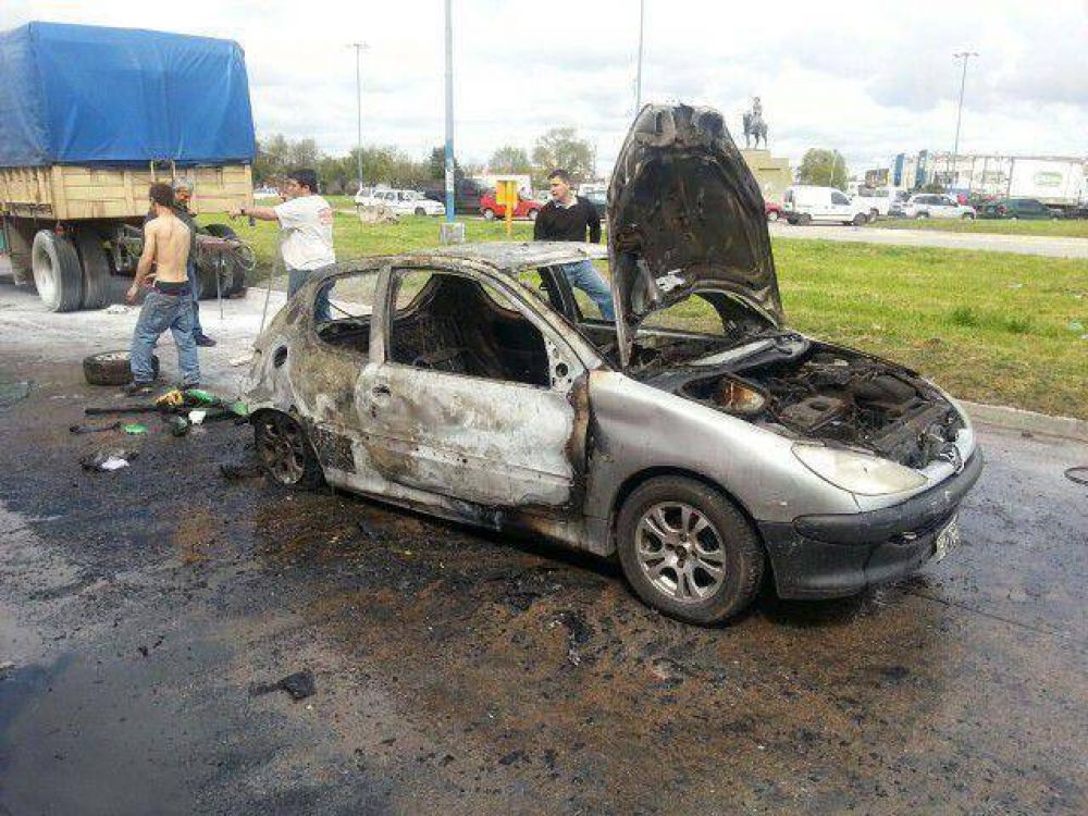 Explot� un coche mientras circulaba por la rotonda del Gaucho