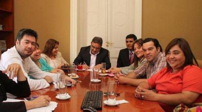 Aumento a docentes municipales y reforma educativa